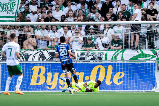 Hammarbys målvakt Oliver Dovin