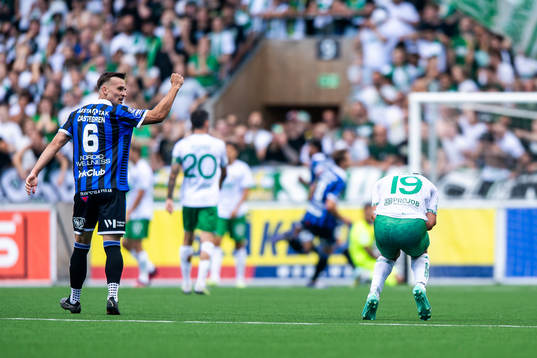 Sirius Henrik Castegren jublar och Hammarbys Jusef Erabi