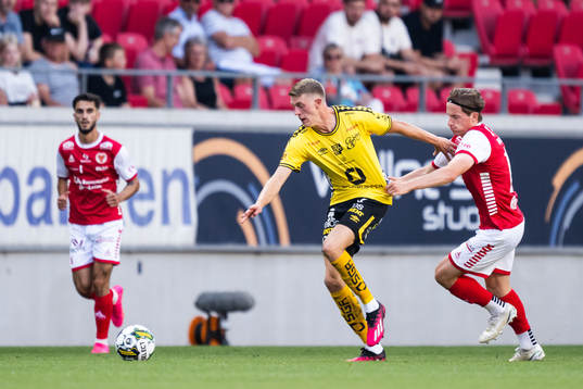 Elfsborgs Alexander Bernhardsson och Kalmars Johan Karlsson