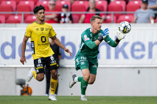 Elfsborgs Ahmed Qasem och Kalmars målvakt Jakob Kindberg