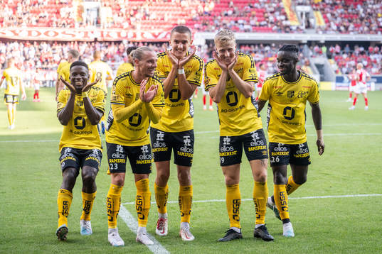 Elfsborgs Jeppe Møldrup Okkels jublar med lagkamrater