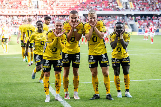 Elfsborgs Jeppe Møldrup Okkels jublar med lagkamrater