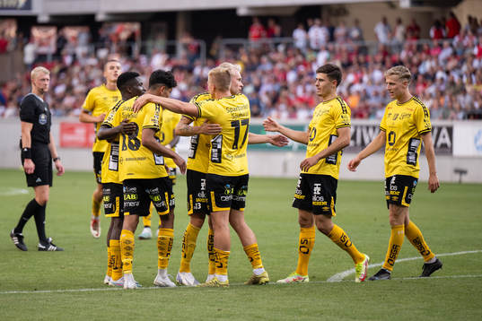 Elfsborgs Johan Larsson jublar med lagkamrater