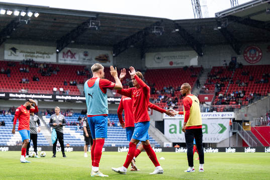 Helsingborgs Thomas Rogne värmer upp