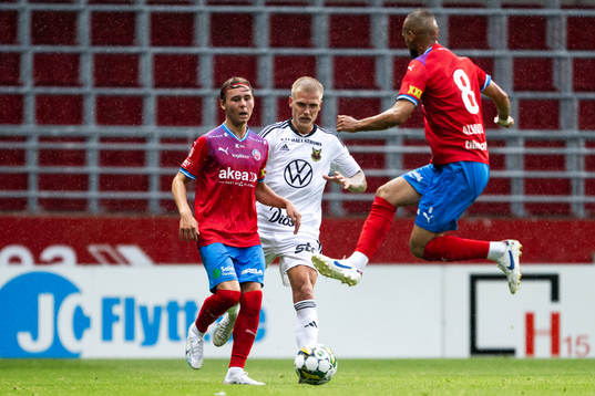 Helsingborgs Simon Bengtsson och Sumar Almadjed mot