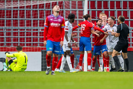 Dispyt mellan Helsingborgs och Östersunds spelare