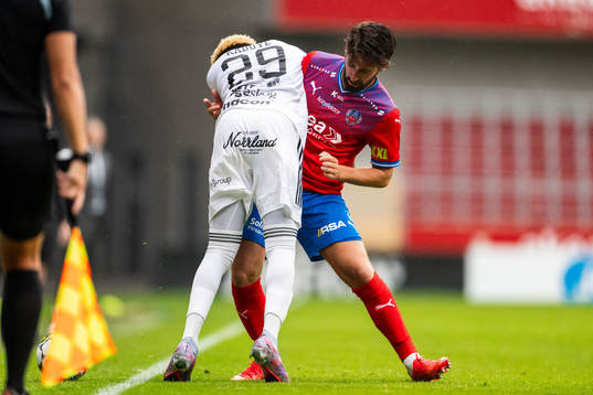 Östersunds Calvin Kabuye och Helsingborgs Frederik Holst