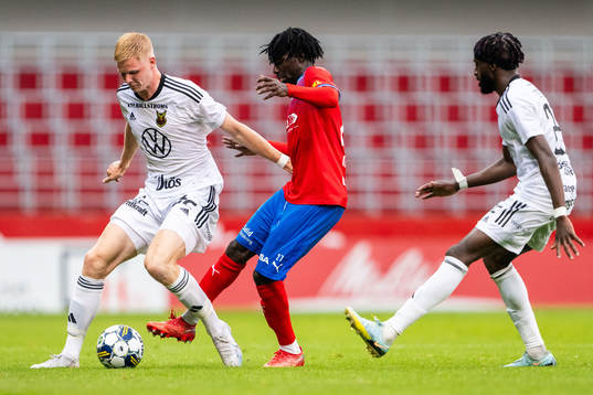 Östersunds Malcolm Stolt och Helsingborgs Benjamin Acquah