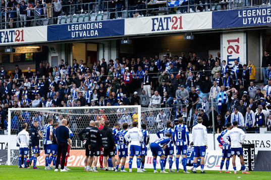 IFK Göteborgs spelare tackar publiken