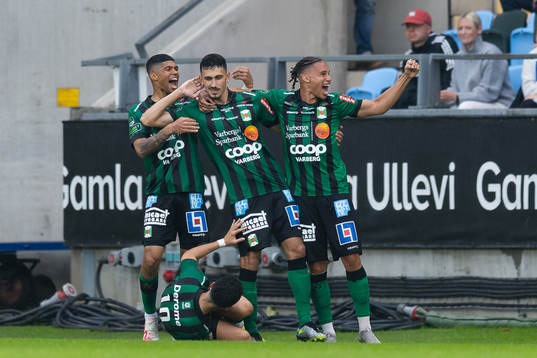 Varbergs Dion Krasniqi jublar med lagkamrater