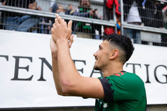 Varbergs Dion Krasniqi tackar sina supportrar