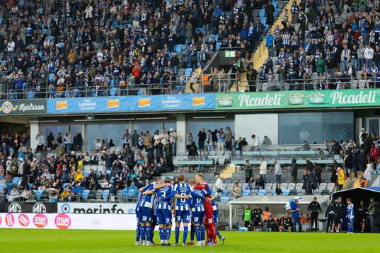 IFK Göteborgs spelare samlade innan andra halvleken av