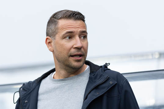 Spelaragenten Stefan Selakovic på läktaren innan