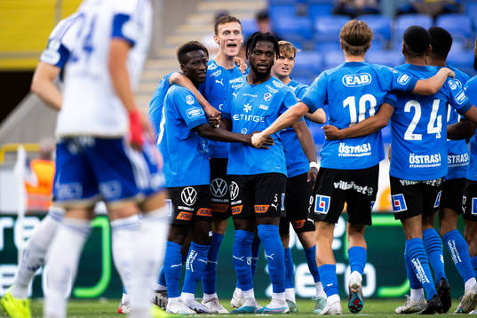 Halmstads Viktor Granath jublar med lagkamrater