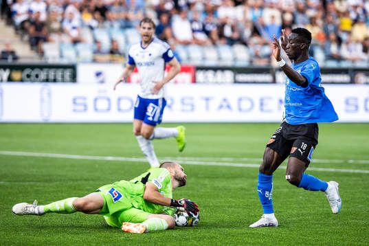 IFK Norrköpings målvakt Oscar Jansson och Halmstads Naeem