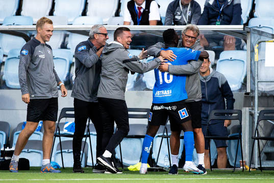 Halmstads Naeem Mohammed jublar med assisterande tränare