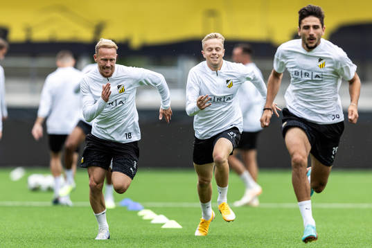 Bläddra bland fler bilder av Football, UEFA Champions League, Training & Press Conference, Häcken