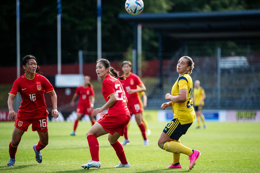 Aifang Wang and Huang Xueyang against Cornelia Kapocs of