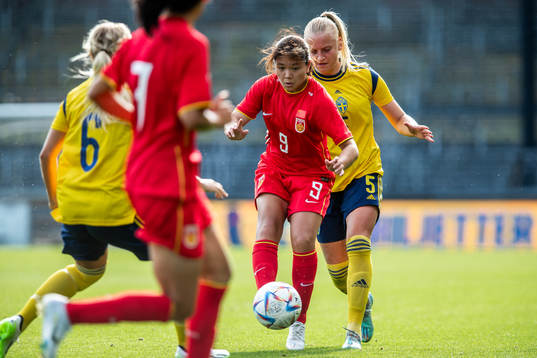 Lihong Yin of China and Wilma Carlsson of Sweden