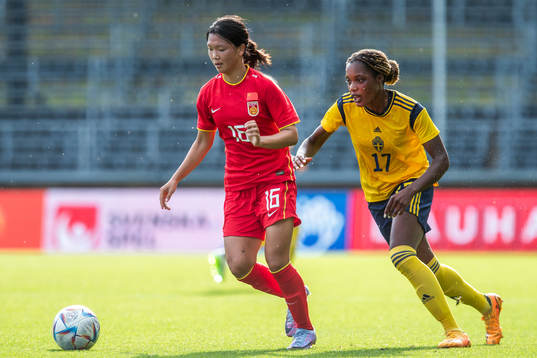 Aifang Wang of China and Evelyn Ijeh of Sweden
