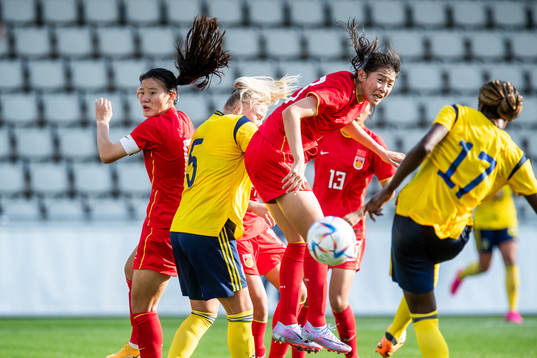 Wilma Carlsson of Sweden and Jiayu Lu of China