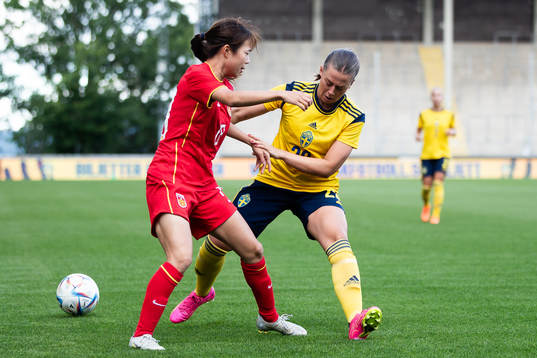 Chenxi Zhang of China and Cornelia Kapocs of Sweden