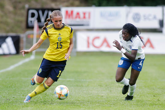 Sveriges Carmen Cernjul och Englands Chloe Sarwie