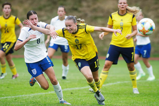 Englands Eva Hendle och Sveriges Ella Lundin