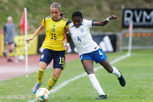 Sveriges Carmen Cernjul och Englands Chloe Sarwie