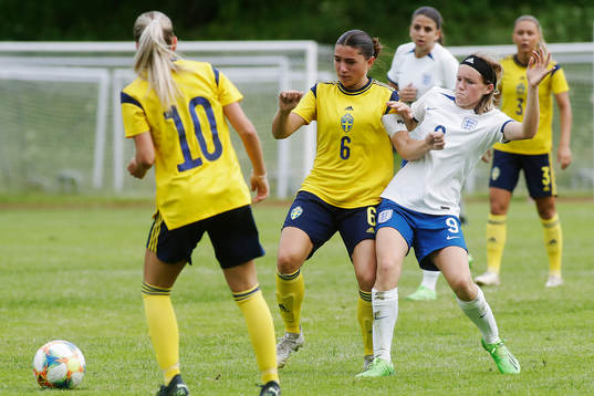 Sveriges Thea Staffansson och Englands Isabel Hebbard