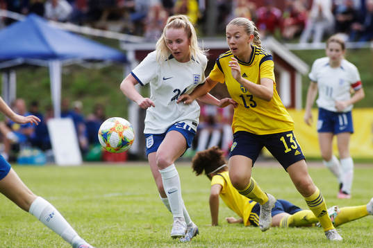 Englands Sophie Harwood och Sveriges Paula Broddner