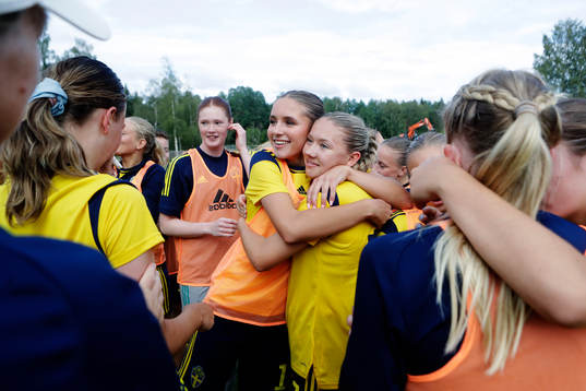 Carmen Cernjul och Paula Broddner Klingspor Sveriges jublar