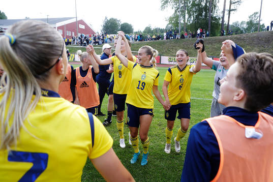 Sveriges Isabelle Axelsson och Thea Staffansson jublar