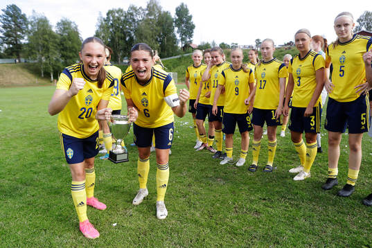 Sveriges Nova Rolfsson och Thea Staffansson jublar