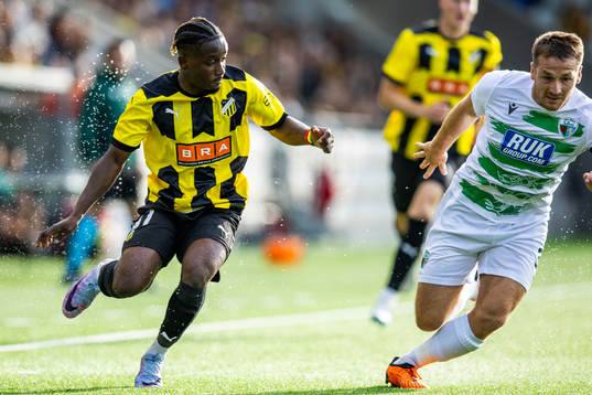 Ibrahim Sadiq of Häcken and Chris Marriot of The New Saints