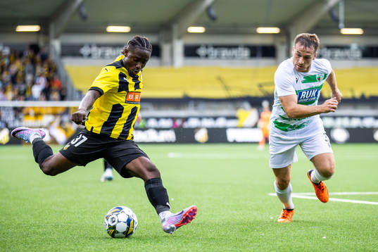 Ibrahim Sadiq of Häcken and Chris Marriot of The New Saints