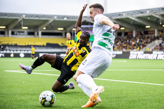 Ibrahim Sadiq of Häcken and Danny Daviesof The New Saints