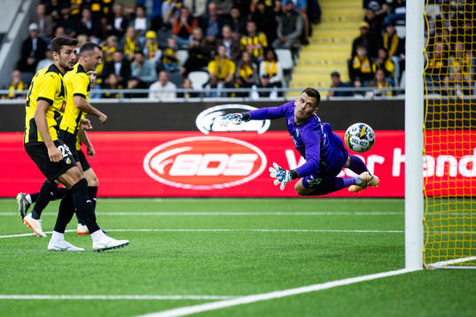 Even Hovland of Häcken scores 3-1 behind goalkeeper Connor