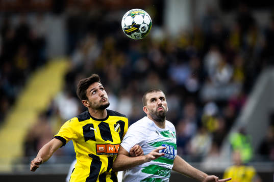 Filip Trpcevski of Häcken and Ryan Astlesof The New Saints