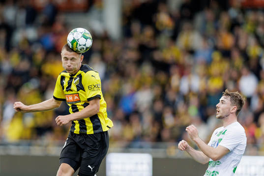 Kristoffer Lund Hansen of Häcken and Josh Daniels of The