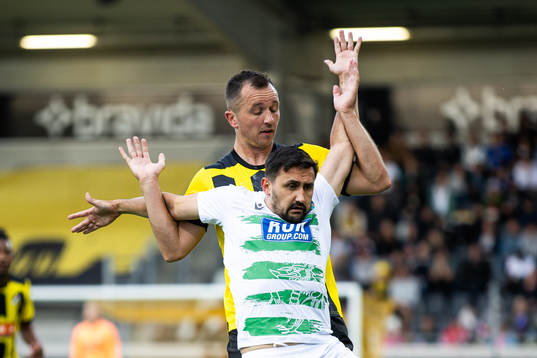 Even Hovland of Häcken and Ryan Brobbel of The New Saints