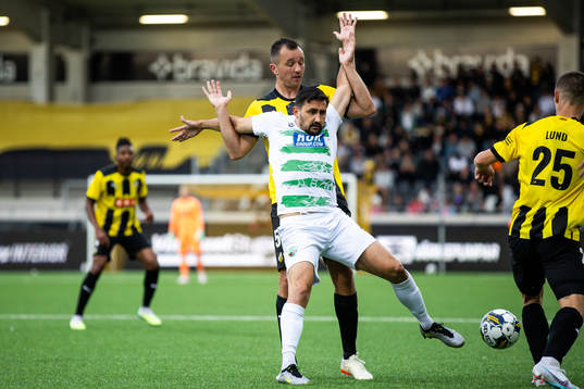 Even Hovland of Häcken and Ryan Brobbel of The New Saints
