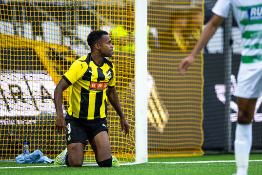 Ola Kamara of Häcken looks dejected