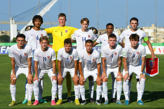 The starting eleven of Norway pose for a photo