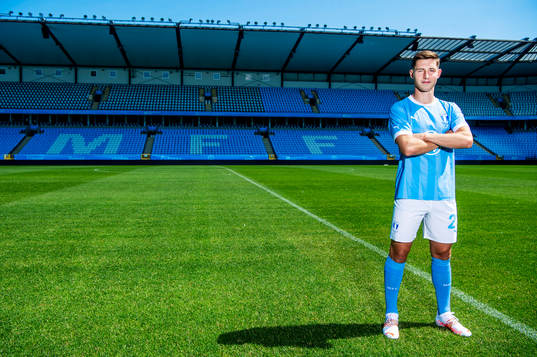 Malmö FF presenterar Lasse Berg Johnsen som ny spelare.