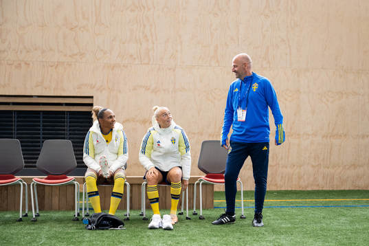 Madelen Janogy, Hanna Bennison and assistant coach Magnus