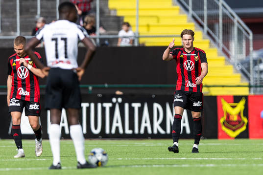 Östersunds Sebastian Karlsson Grach jublar