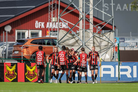 Östersunds Sebastian Karlsson Grach jublar med lagkamrater