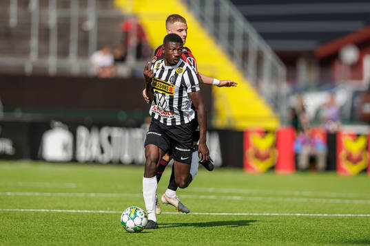 Landskronas Ousmane Diawara i akmp med Östersunds Mykola