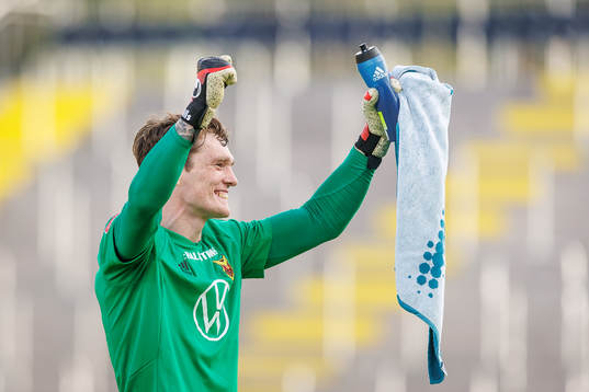 Östersunds målvakt Andrew Robert Mills jublar